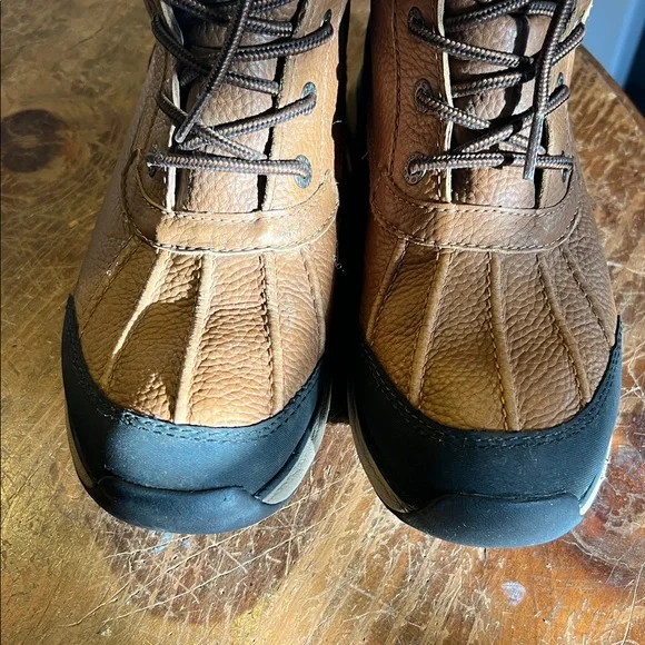UGG Adirondack Snow boots. Tan and Black Leather Boots - Picture 2 of 8